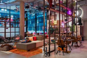 Uma área de estar em Moxy Frankfurt City Center