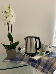 Coffee and tea making facilities at Casa Giulietta - ombrellone e 2 lettini inclusi