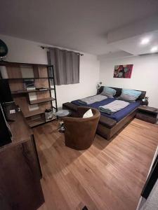 ein Wohnzimmer mit einem Bett und einem Sofa in der Unterkunft Kleine Wohnung im - Konzept Flieger - 2 Stockwerke in Tettnang