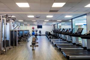 un gimnasio con una fila de cintas de correr y máquinas en Boston Marriott Newton, en Newton