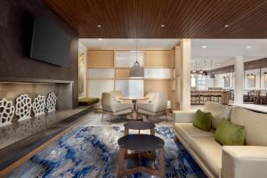 sala de estar con sofá y mesa en Fairfield by Marriott Inn & Suites Rockaway, en Rockaway
