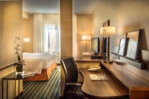 een hotelkamer met een bed en een bureau bij Fairfield Inn & Suites Dulles Airport in Sterling