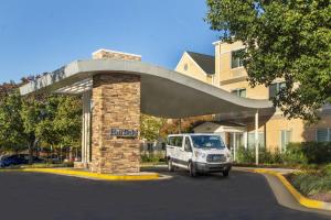 une camionnette garée dans un parking en face d'un bâtiment dans l'établissement Fairfield Inn & Suites Dulles Airport, à Sterling