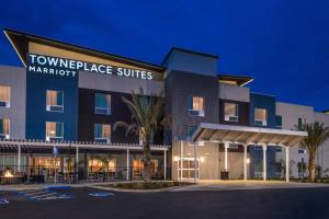 Blick auf die Vorderseite eines Hotels in der Nacht in der Unterkunft TownePlace Suites by Marriott Merced in Merced