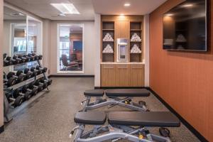einen Fitnessraum mit einer Reihe von Heimtrainern in einem Zimmer in der Unterkunft TownePlace Suites by Marriott Merced in Merced