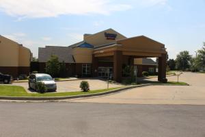 une voiture garée devant un hôtel dans l'établissement Fairfield Inn & Suites Kansas City Liberty, à Liberty