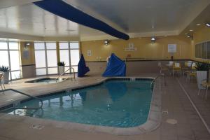 uma grande piscina num quarto de hotel em Fairfield Inn & Suites Kansas City Liberty em Liberty