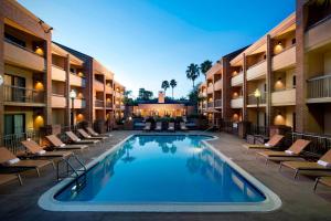 una piscina in un hotel con sedie a sdraio e un resort di Courtyard by Marriott Fort Lauderdale Plantation a Plantation