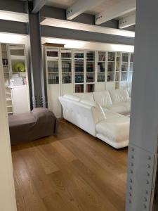 A seating area at Casa Giulietta - ombrellone e 2 lettini inclusi