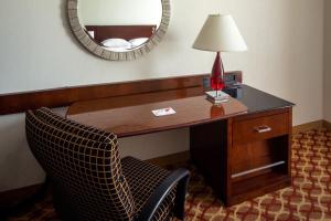 インディアナポリスにあるIndianapolis Marriott Eastのホテルの部屋にランプと椅子付きのデスク +21枚の写真