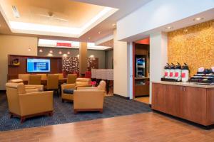 una zona de espera de un salón con sillas y una sala de espera en TownePlace Suites by Marriott Champaign, en Champaign