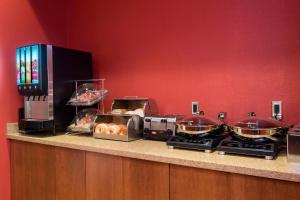 un mostrador con algo de comida encima en TownePlace Suites by Marriott Champaign, en Champaign