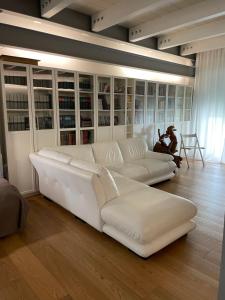 A seating area at Casa Giulietta - ombrellone e 2 lettini inclusi