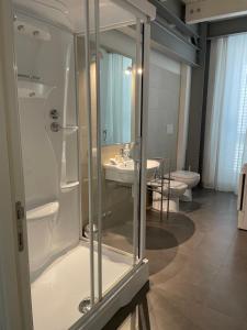A bathroom at Casa Giulietta - ombrellone e 2 lettini inclusi