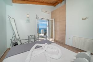 Postel nebo postele na pokoji v ubytování Κefalonia Golden View Villa + 37 fotografií