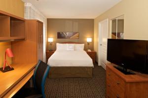 Habitación de hotel con cama y TV de pantalla plana. en TownePlace Suites by Marriott Seattle Southcenter, en Kent