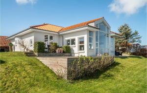 una casa bianca con tetto arancione di 3 Bedroom Beautiful Home In Korsr a Korsør