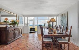 una cucina e una sala da pranzo con tavolo e sedie di 3 Bedroom Beautiful Home In Korsr a Korsør
