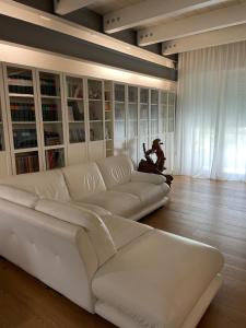 A seating area at Casa Giulietta - ombrellone e 2 lettini inclusi