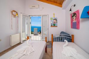 Postel nebo postele na pokoji v ubytování Κefalonia Golden View Villa