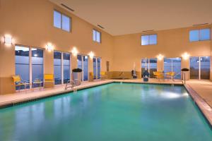 德雷珀的住宿－鹽湖城德雷珀費爾菲爾德客棧，在酒店房间的一个大型游泳池