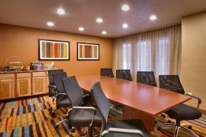 una sala de conferencias con mesa de madera y sillas en Fairfield Inn Salt Lake City Draper, en Draper