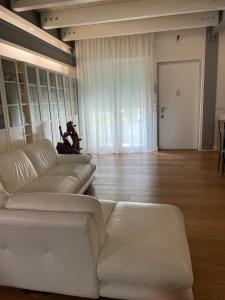 A seating area at Casa Giulietta - ombrellone e 2 lettini inclusi