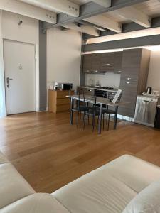 A kitchen or kitchenette at Casa Giulietta - ombrellone e 2 lettini inclusi