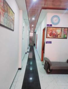 un corridoio di un edificio con un divano di OYO Hotel Green Star a Sohna