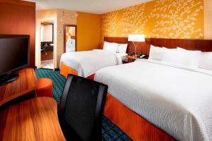 um quarto de hotel com duas camas e uma televisão de ecrã plano em Fairfield Inn by Marriott East Rutherford Meadowlands em East Rutherford