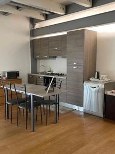 A kitchen or kitchenette at Casa Giulietta - ombrellone e 2 lettini inclusi