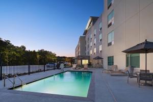 una piscina frente a un edificio en TownePlace Suites San Antonio Northwest at The RIM en San Antonio