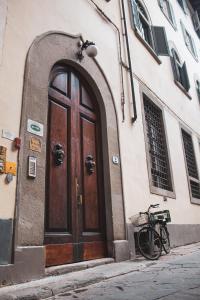 una porta di un edificio con una bicicletta parcheggiata accanto di Ferdinando II De' Medici a Firenze