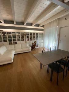 A seating area at Casa Giulietta - ombrellone e 2 lettini inclusi