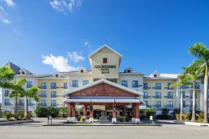 un grand hôtel avec un kiosque devant lui dans l'établissement Courtyard by Marriott Port of Spain, à Port-d'Espagne