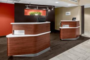 a lobby with a reception desk in a office at Courtyard by Marriott Wilmington/Wrightsville Beach in Wilmington