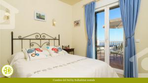 sypialnia z łóżkiem i widokiem na ocean w obiekcie SolHabitat Villa Cumbre del Sol w mieście Cumbre del Sol