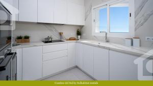 Kuchnia lub aneks kuchenny w obiekcie SolHabitat Villa Cumbre del Sol