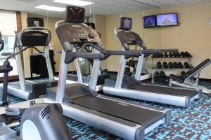 a gym with three treadmills and a treadmill at Fairfield by Marriott The Dalles in The Dalles