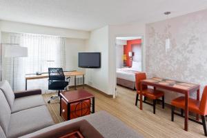 sala de estar con sofá y habitación con cama en Residence Inn by Marriott Dallas Lewisville, en Lewisville