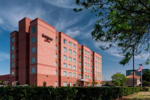 un edificio de ladrillo rojo con un cartel. en Residence Inn Houston West Energy Corridor en Houston