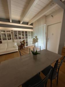 A seating area at Casa Giulietta - ombrellone e 2 lettini inclusi