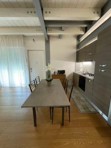 A kitchen or kitchenette at Casa Giulietta - ombrellone e 2 lettini inclusi