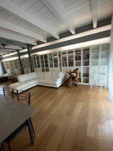A seating area at Casa Giulietta - ombrellone e 2 lettini inclusi