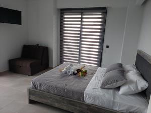 מיטה או מיטות בחדר ב-Luana Monte Apartments