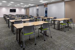 een leeg klaslokaal met tafels en stoelen en een scherm bij SpringHill Suites by Marriott Suwanee Johns Creek in Suwanee