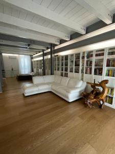 A seating area at Casa Giulietta - ombrellone e 2 lettini inclusi