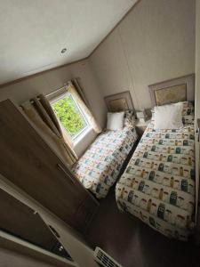 Un pat sau paturi într-o cameră la The Helmsley lodge lido beach Prestatyn northwales