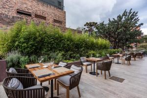 una fila de mesas y sillas en un patio en AC Hotel by Marriott Bogota Zona T, en Bogotá