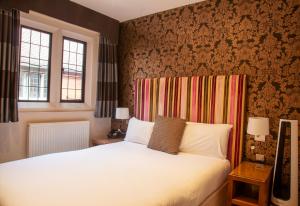 a bedroom with a white bed in a room at Hopping Hare in Northampton